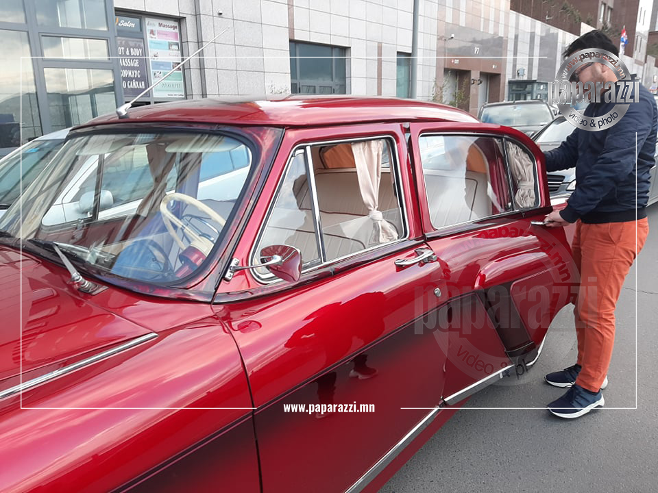 PHOTO PAPARAZZI: Дуучин Наагий 200 саяар босгосон 