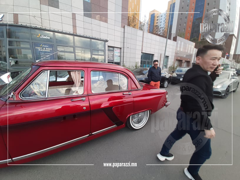 PHOTO PAPARAZZI: Дуучин Наагий 200 саяар босгосон 