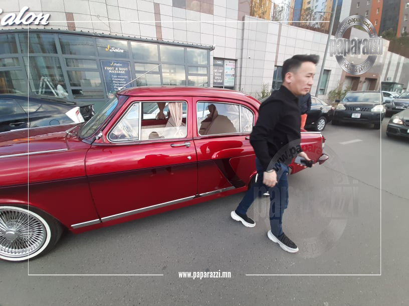 PHOTO PAPARAZZI: Дуучин Наагий 200 саяар босгосон 