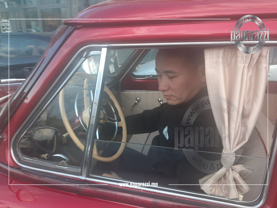 PHOTO PAPARAZZI: Дуучин Наагий 200 саяар босгосон 
