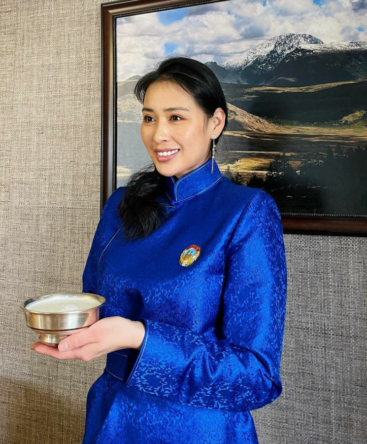 Photo paparazzi ••• Олны танил хүмүүсийн сар шинийн гоёл