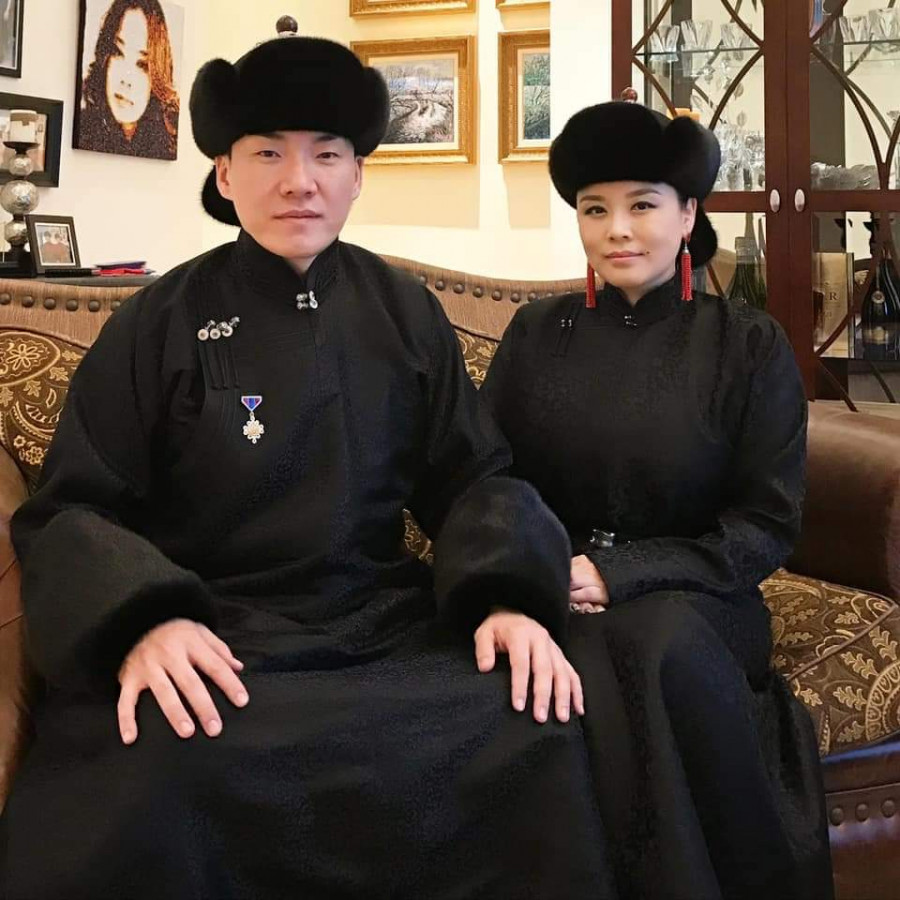 Photo paparazzi ••• Олны танил хүмүүсийн сар шинийн гоёл