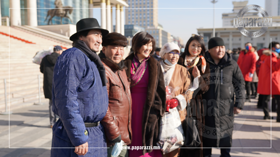 Photo paparazzi ••• Ларьдмад хартай нөхрийн дүрийг бүтээж олны дургүйцлийг хүргээд авсан жүжигчин