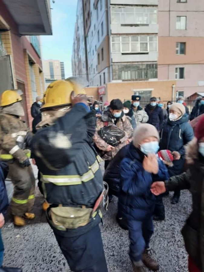 Богд-Ар хорооллын 11А байрны 8 -н давхарт гал түймэр гарчээ. Онцгой байдлын аврагч нар 66 иргэнийг авран хамгааллаа