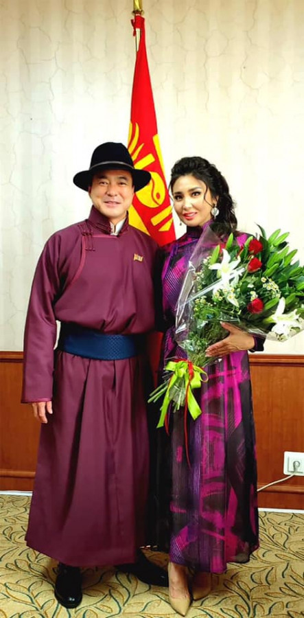 Photo paparazzi ••• Шадар сайд С.Амарсайханы үзэсгэлэнт эхнэр манай дуранд өртлөө...