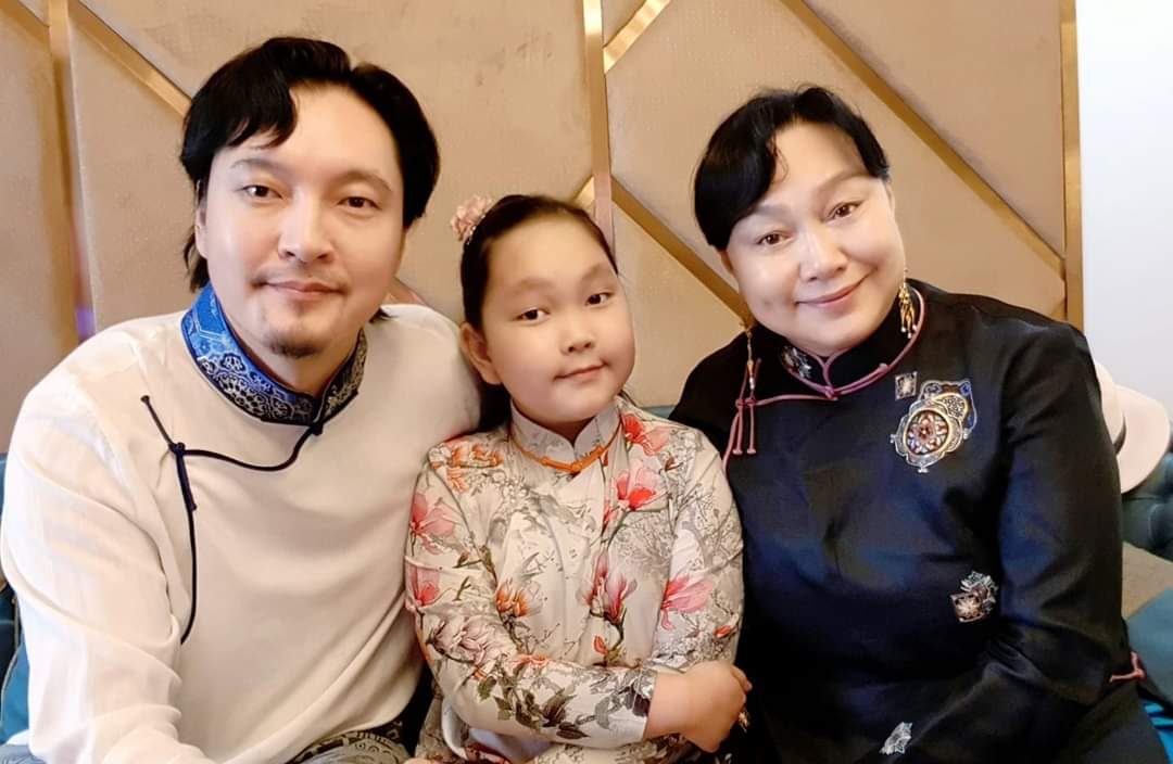 Photo paparazzi ••• Олны танил хүмүүсийн сар шинийн гоёл