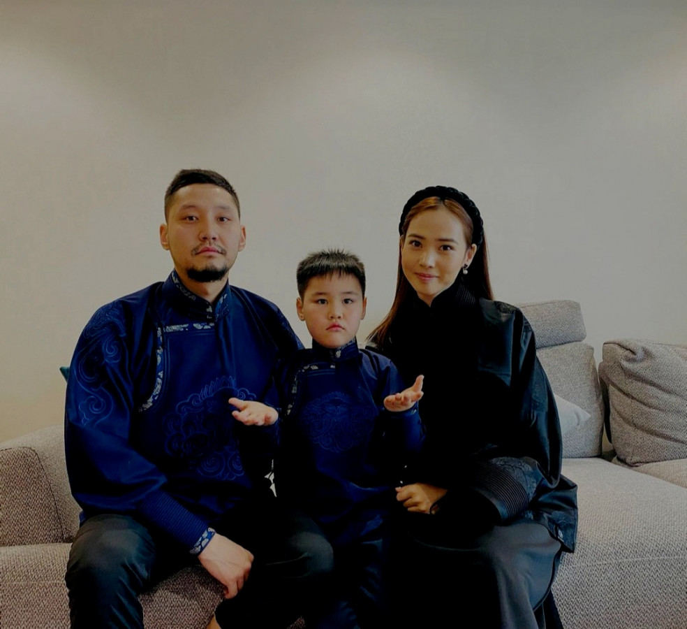 Photo paparazzi ••• Олны танил хүмүүсийн сар шинийн гоёл