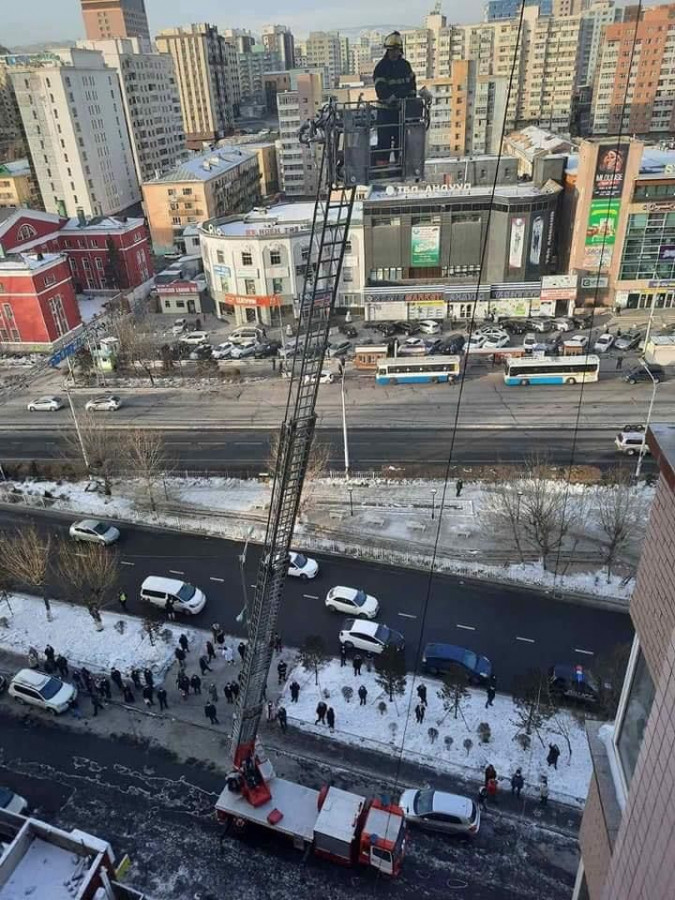 Богд-Ар хорооллын 11А байрны 8 -н давхарт гал түймэр гарчээ. Онцгой байдлын аврагч нар 66 иргэнийг авран хамгааллаа