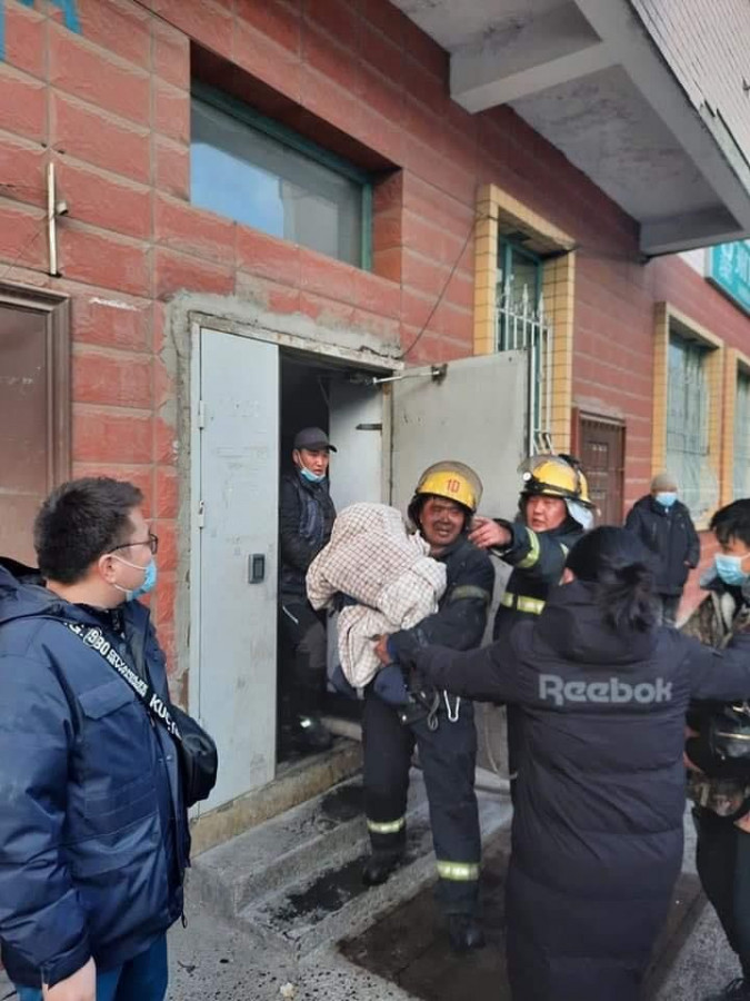 Богд-Ар хорооллын 11А байрны 8 -н давхарт гал түймэр гарчээ. Онцгой байдлын аврагч нар 66 иргэнийг авран хамгааллаа