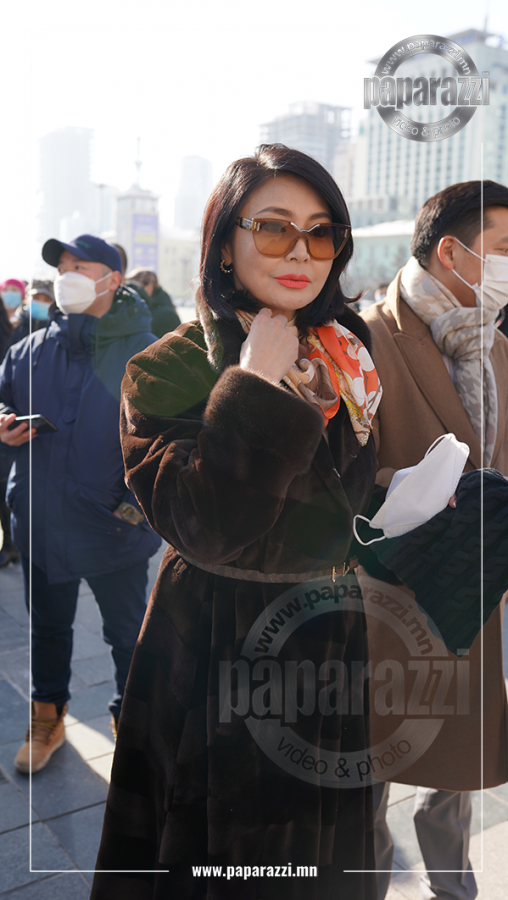 Photo paparazzi ••• Шадар сайд С.Амарсайханы үзэсгэлэнт эхнэр манай дуранд өртлөө...