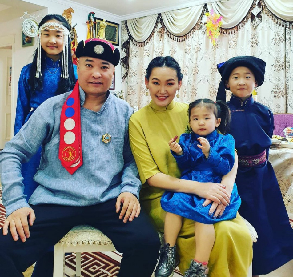 Photo paparazzi ••• Олны танил хүмүүсийн сар шинийн гоёл