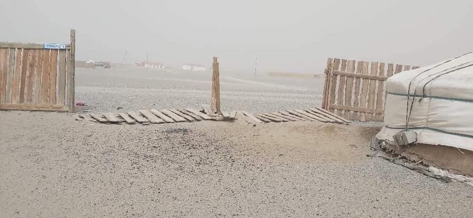 Ард иргэд та бүхнийг хүчтэй салхи шуурганы үеэр өндөр сонор сэрэмжтэй байхыг анхааруулж байна.