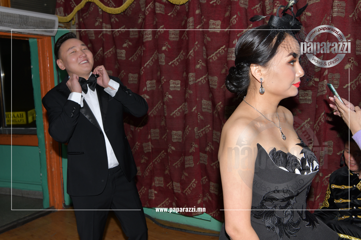 Photo Paparazzi •••  Дуучин Б.Болд Х.Мөнгөнцэцэг нар гурав дахь хүүхдээ өлгийдөн аваад удаагүй ч шинэ тоглолт уран бүтээлдээ оржээ