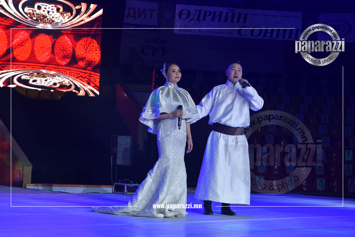 Photo Paparazzi •••  Дуучин Б.Болд Х.Мөнгөнцэцэг нар гурав дахь хүүхдээ өлгийдөн аваад удаагүй ч шинэ тоглолт уран бүтээлдээ оржээ