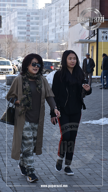 Photo paparazzi ••• Зууны манлай Б.Сарантуяа дунд охинтойгоо манай папараццид өртлөө
