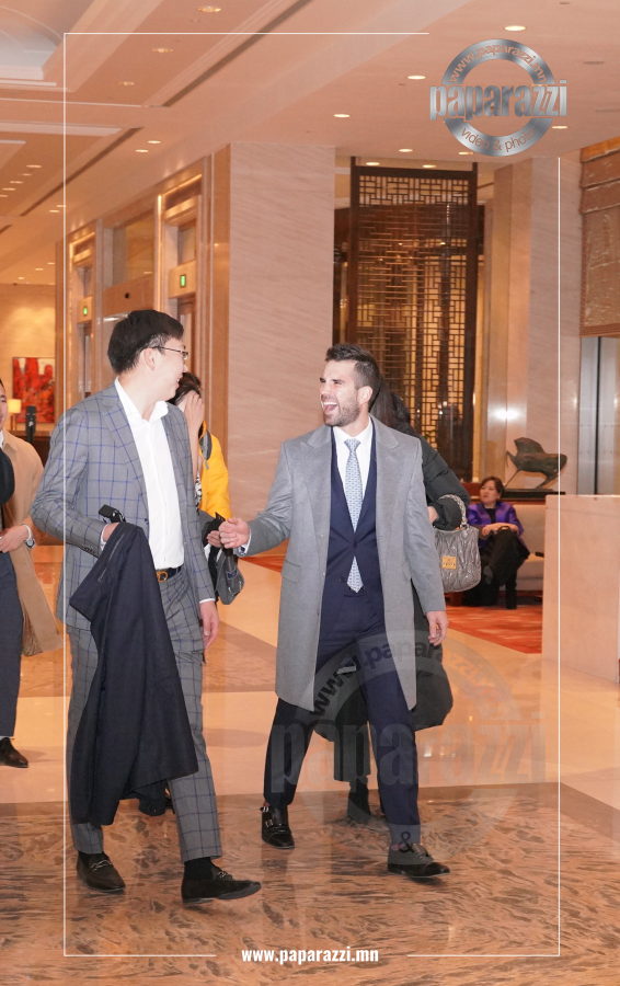 Photo Paparazzi •••  Монголын хамгийн том сүлжээ дэлгүүрийн өв залгамжлагч гадаад найз залуутайгаа папараццид өртлөө