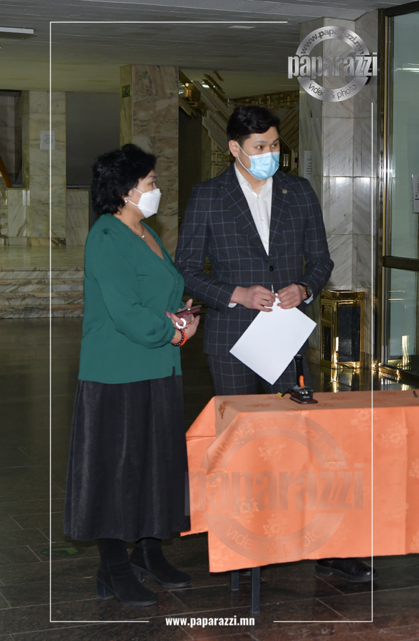 Photo paparazzi •••  Соёл урлагийн газрын дарга Ж.Дамдинцэрэн Урлагийнхаа хамт олны тоглолтуудыг  дэмжин ажиллаж байгаа нь элдэв амбицгүй даруухан санагдлаа...