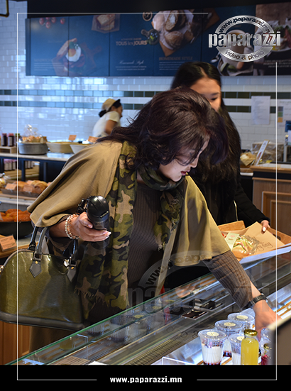 Photo paparazzi ••• Зууны манлай Б.Сарантуяа дунд охинтойгоо манай папараццид өртлөө