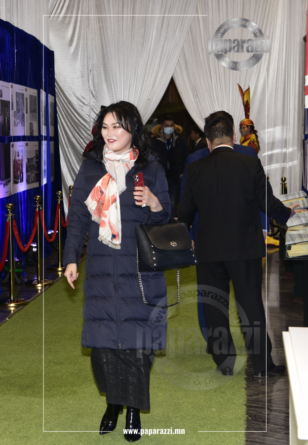 Photo Paparazzi •••  “Миний Монголын тэнгэрт өдөлсөн бүргэд бусдын тэнгэрт өдөөн цацдаггүй” хэмээн омог бардам тунхаглаж, ард түмнээ огшоож байсан  найрагч бүсгүй