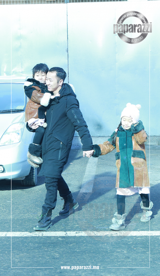 Photo paparazzi ••• “Ёодол” П.Баярцэнгэл булчин шөрмөсөө хөгжүүлээд завгүй ч мундаг аав шүү..