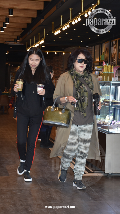 Photo paparazzi ••• Зууны манлай Б.Сарантуяа дунд охинтойгоо манай папараццид өртлөө