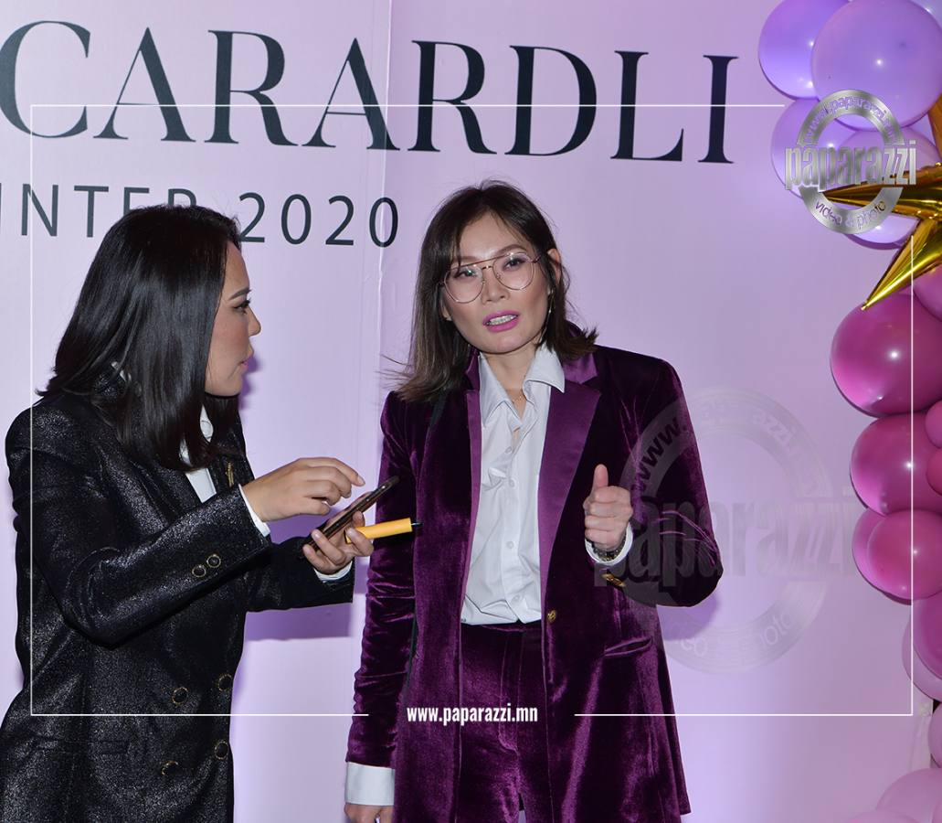 Photo Paparazzi ••• Дуучин Л.Насанбуян С.Гантогоотой  хамт амьдарч байгаа юу...