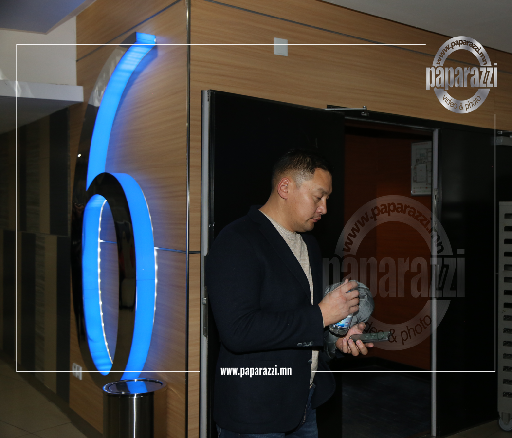 Photo paparazzi ••• Жүжигчин Б.Амараа оюутны ОРК найзуудыгаа дурсжээ