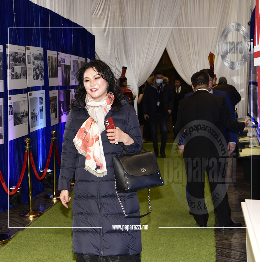 Photo Paparazzi •••  “Миний Монголын тэнгэрт өдөлсөн бүргэд бусдын тэнгэрт өдөөн цацдаггүй” хэмээн омог бардам тунхаглаж, ард түмнээ огшоож байсан  найрагч бүсгүй