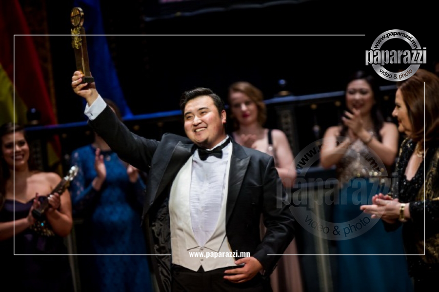 Photo paparazzi ••• МУГЖ Ариунбаатар дуучинтай энэ зэрэгцэх чансаатай дуучин...