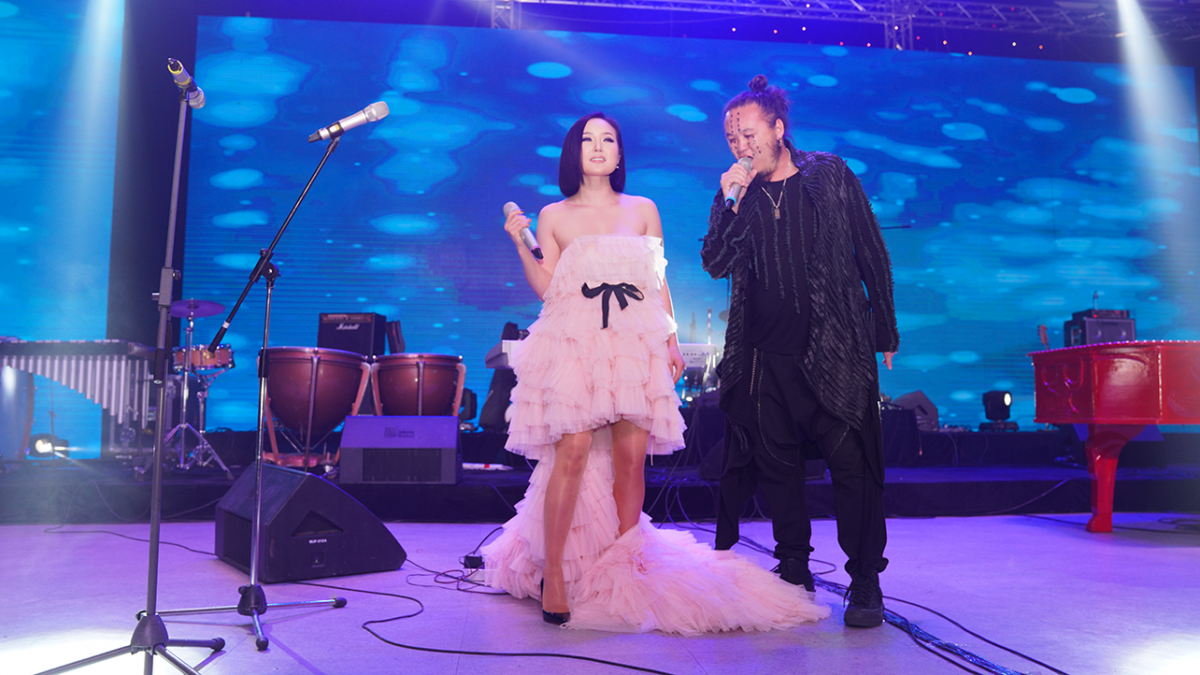 Photo Paparazzi ••• “ГУРВАН ОХИН”-Ы Г.Анхмаагийн банкир нөхөр Орхон нь бүх уран бүтээлийг ивээн тэтгэдэг...