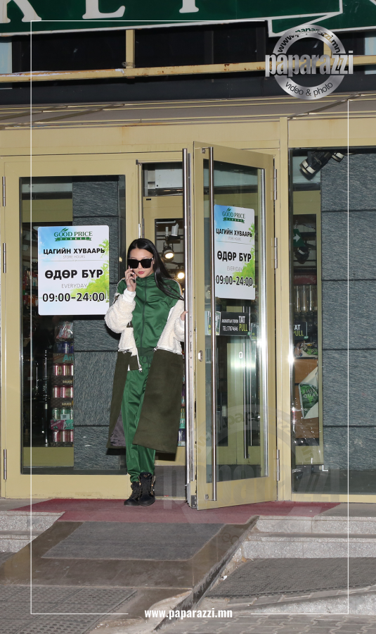 Photo paparazzi ••• Түүний зөвхөн монгол хэлээр дуулсан дуунууд нь л гэхэд ҮоuTube дээр нэг сая гаруй хандалт авдаг