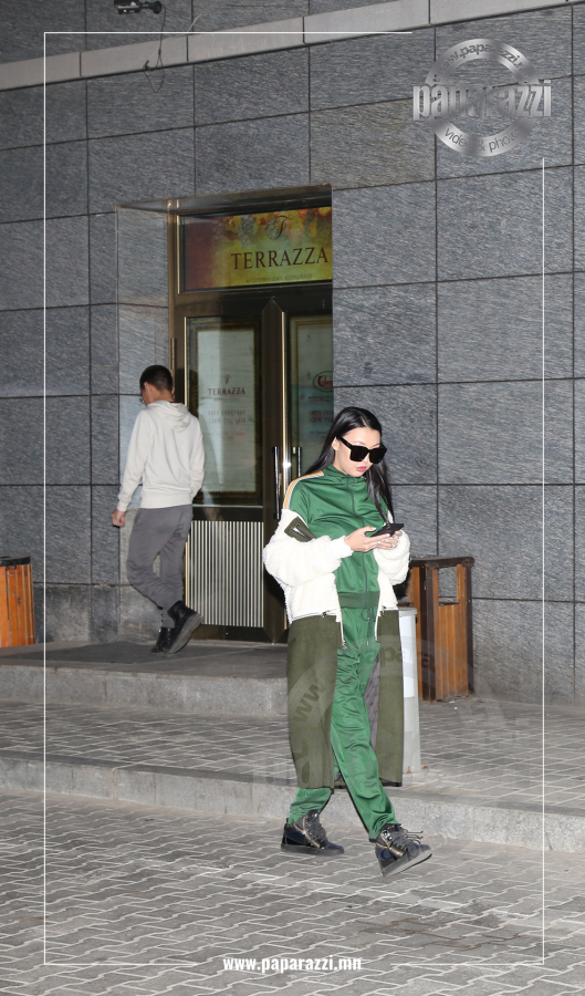 Photo paparazzi ••• Түүний зөвхөн монгол хэлээр дуулсан дуунууд нь л гэхэд ҮоuTube дээр нэг сая гаруй хандалт авдаг