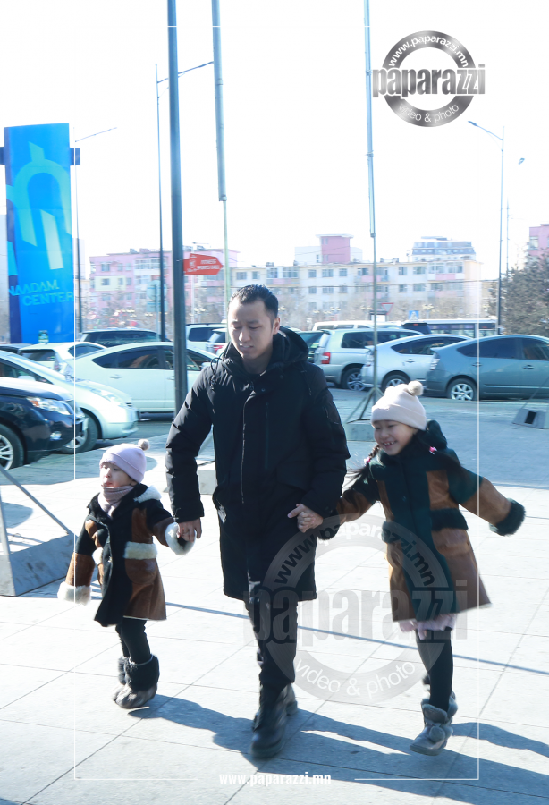 Photo paparazzi ••• “Ёодол” П.Баярцэнгэл булчин шөрмөсөө хөгжүүлээд завгүй ч мундаг аав шүү..