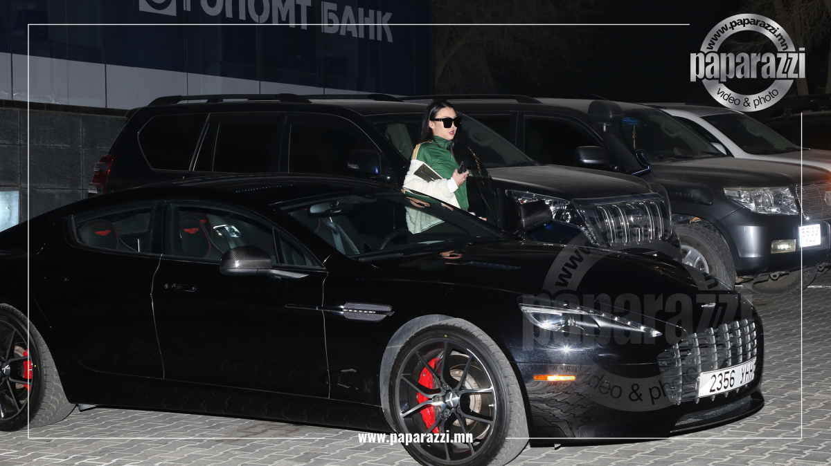 Photo paparazzi ••• Түүний зөвхөн монгол хэлээр дуулсан дуунууд нь л гэхэд ҮоuTube дээр нэг сая гаруй хандалт авдаг