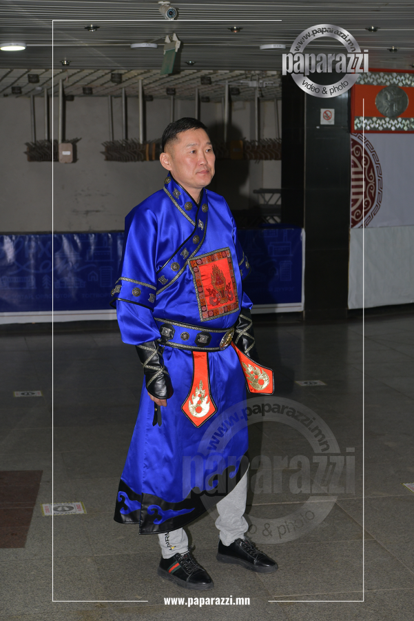 Photo Paparazzi ••• Алиа зангаараа олон нийтийн сүлжээнд зартай жүжигчин Адьяа манай папараццид өртлөө