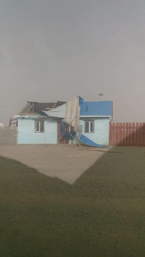 Ард иргэд та бүхнийг хүчтэй салхи шуурганы үеэр өндөр сонор сэрэмжтэй байхыг анхааруулж байна.