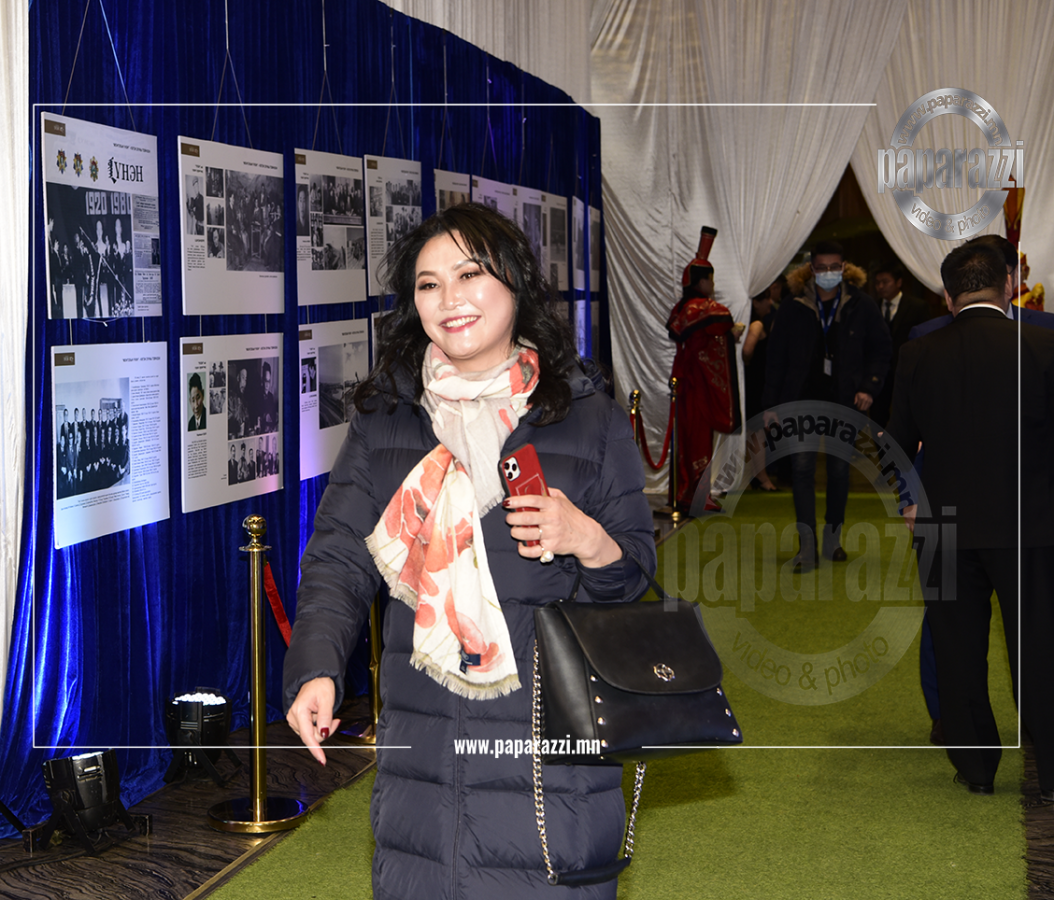 Photo Paparazzi •••  “Миний Монголын тэнгэрт өдөлсөн бүргэд бусдын тэнгэрт өдөөн цацдаггүй” хэмээн омог бардам тунхаглаж, ард түмнээ огшоож байсан  найрагч бүсгүй