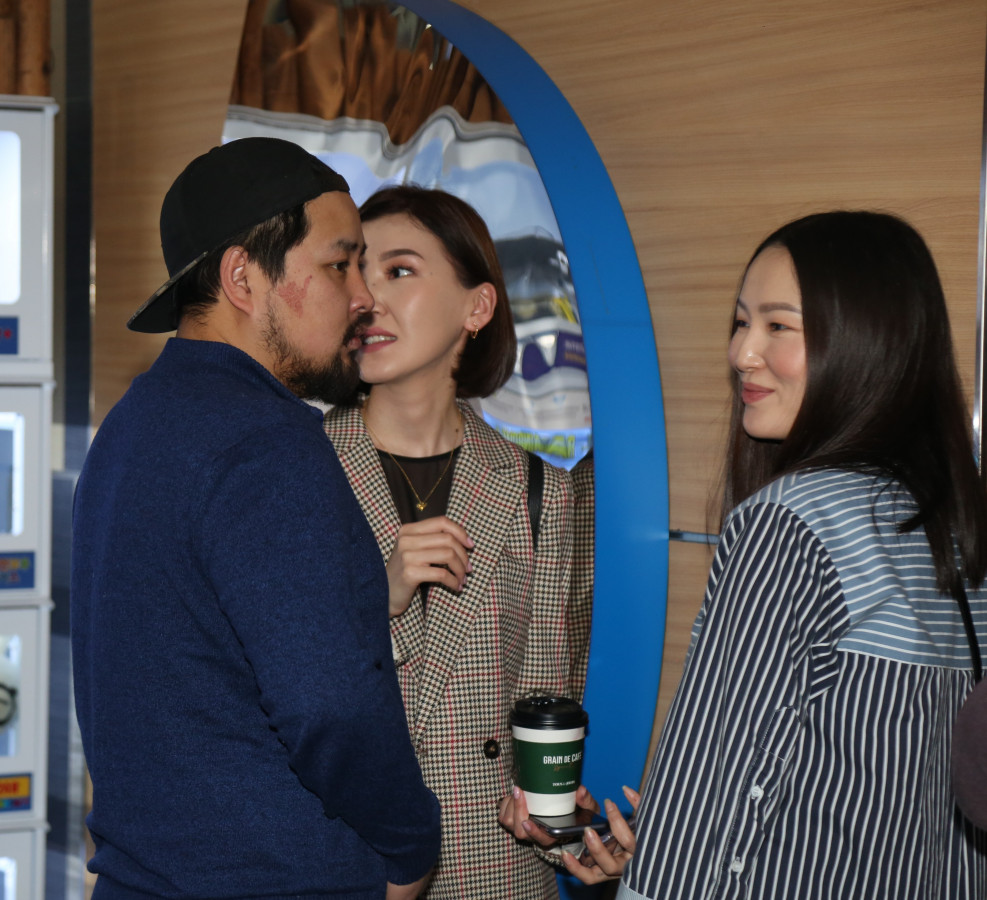 Photo paparazzi ••• “Фантастик” продакшны жүжигчин Э.Алдарыг аав болгож баярлуулсан эмэгтэйг...