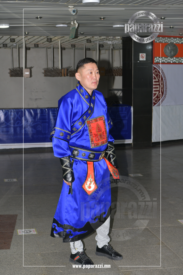 Photo Paparazzi ••• Алиа зангаараа олон нийтийн сүлжээнд зартай жүжигчин Адьяа манай папараццид өртлөө