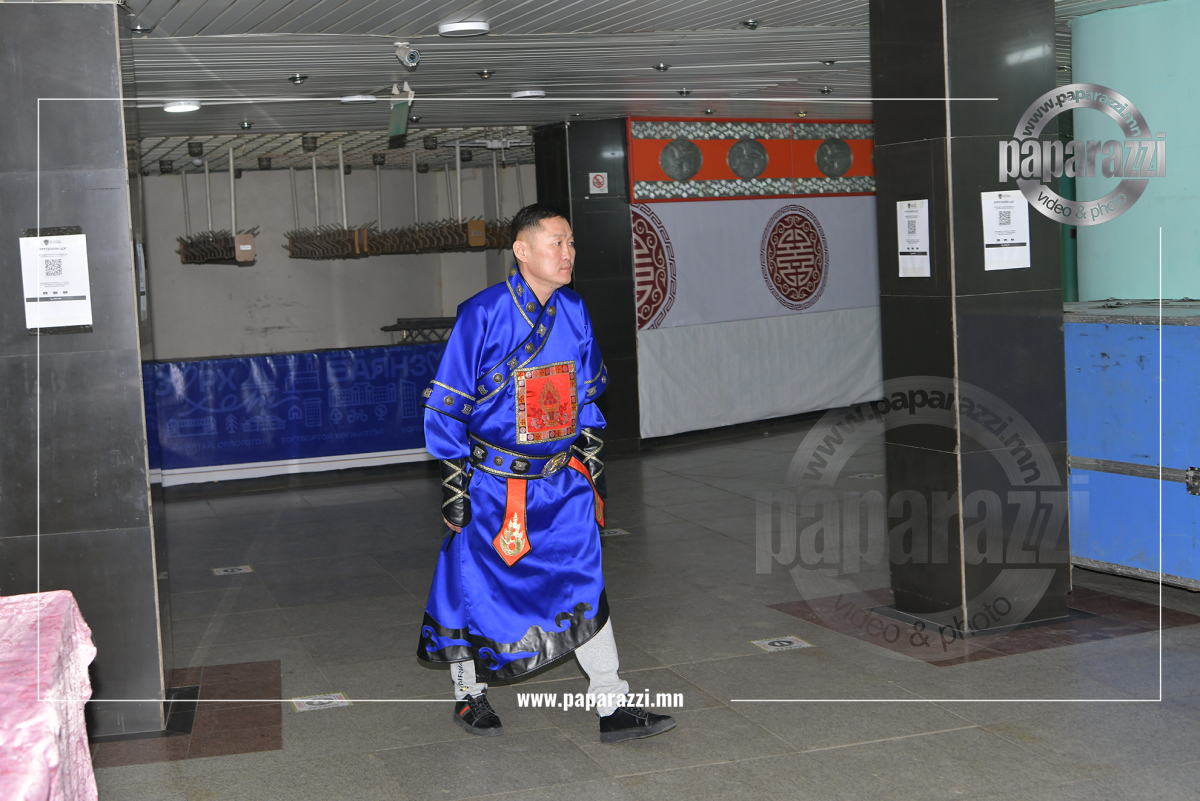 Photo Paparazzi ••• Алиа зангаараа олон нийтийн сүлжээнд зартай жүжигчин Адьяа манай папараццид өртлөө