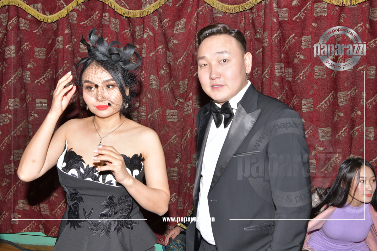 Photo Paparazzi •••  Дуучин Б.Болд Х.Мөнгөнцэцэг нар гурав дахь хүүхдээ өлгийдөн аваад удаагүй ч шинэ тоглолт уран бүтээлдээ оржээ