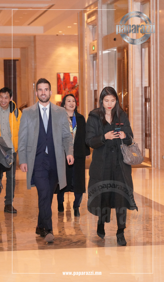 Photo Paparazzi •••  Монголын хамгийн том сүлжээ дэлгүүрийн өв залгамжлагч гадаад найз залуутайгаа папараццид өртлөө