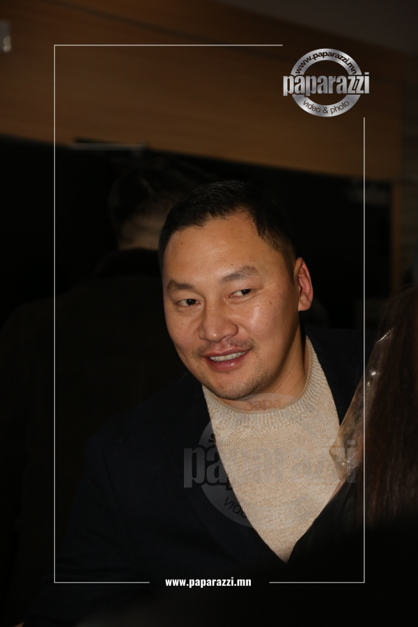 Photo paparazzi ••• Жүжигчин Б.Амараа оюутны ОРК найзуудыгаа дурсжээ