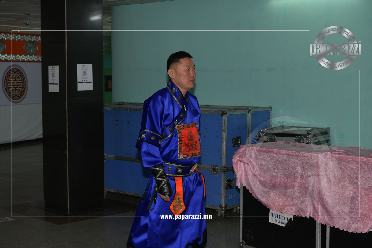 Photo Paparazzi ••• Алиа зангаараа олон нийтийн сүлжээнд зартай жүжигчин Адьяа манай папараццид өртлөө