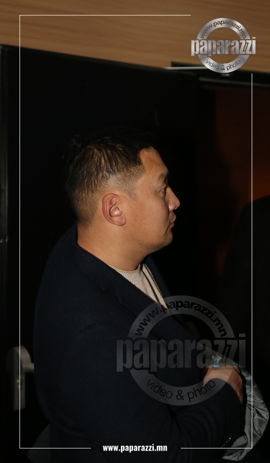 Photo paparazzi ••• Жүжигчин Б.Амараа оюутны ОРК найзуудыгаа дурсжээ