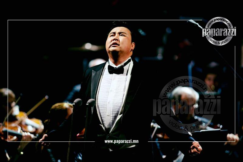 Photo paparazzi ••• МУГЖ Ариунбаатар дуучинтай энэ зэрэгцэх чансаатай дуучин...