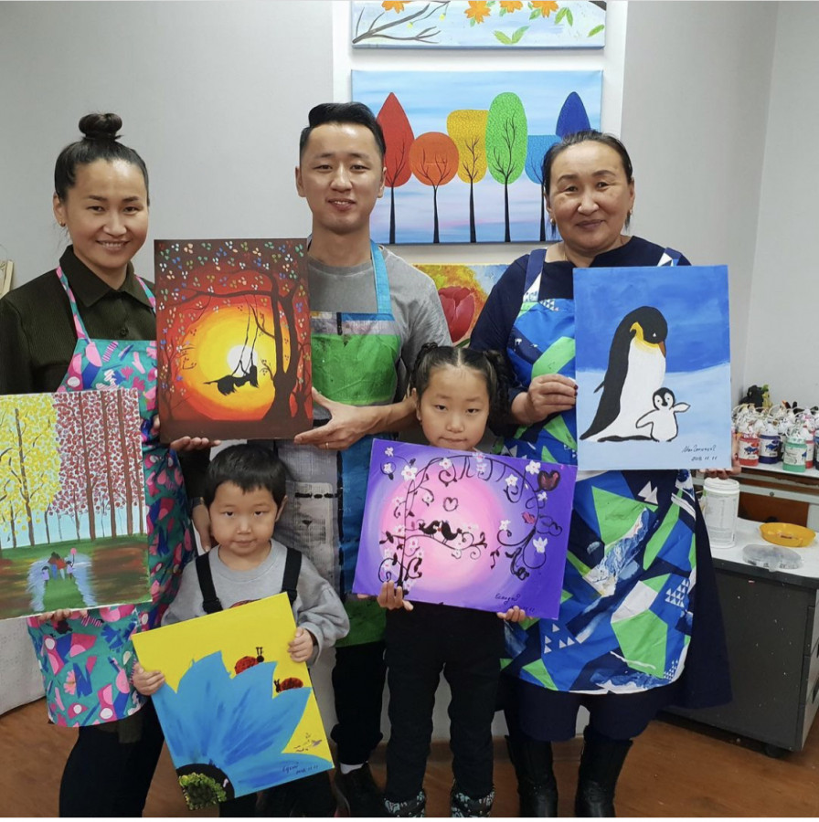 Photo paparazzi ••• “Ёодол” П.Баярцэнгэл булчин шөрмөсөө хөгжүүлээд завгүй ч мундаг аав шүү..