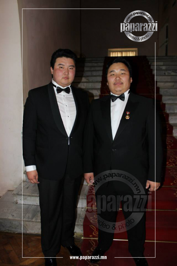 Photo paparazzi ••• МУГЖ Ариунбаатар дуучинтай энэ зэрэгцэх чансаатай дуучин...