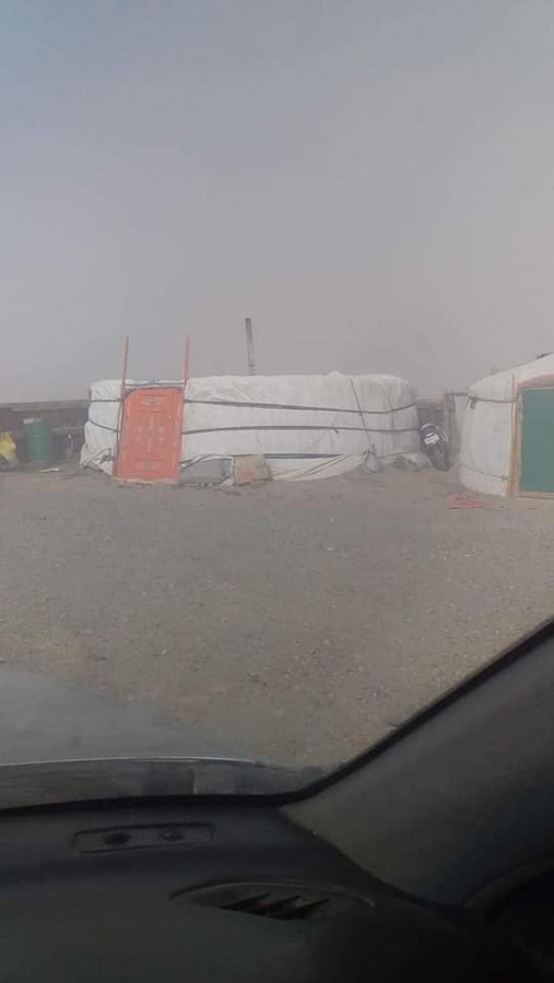 Ард иргэд та бүхнийг хүчтэй салхи шуурганы үеэр өндөр сонор сэрэмжтэй байхыг анхааруулж байна.