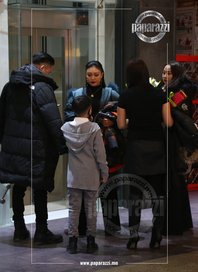 Photo paparazzi ••• ​  Жүжигчин Н.Мөнхсоёл саяхнаас шинэ амрагаа олны дунд дагуулж явах болжээ...